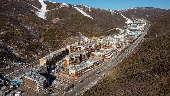Megahnya Venue Ski Olimpiade Beijing 2022 ZHANGJIAKOU, CHINA - DECEMBER 03: An aerial view of the National Ski Jumping Centre during the 2021/2022 FIS Nordic Combined Continental, on December 03, 2021 in Zhangjiakou, China. The competition is part of Experience Beijing, a series of winter sport events held in preparation of the upcoming Beijing 2022 Winter Olympics. (Photo by Andrea Verdelli/Getty Images)