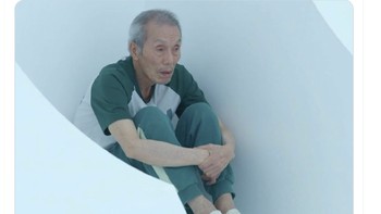 Para pemain Crystal Palace bengong menghadapi tekanan gegenpressing dari para bintang MU. Foto: Twitter