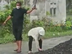 Viral Risma Kais Batu Tutupi Lubang Jalan Saat Kunjungi Korban Erupsi Semeru