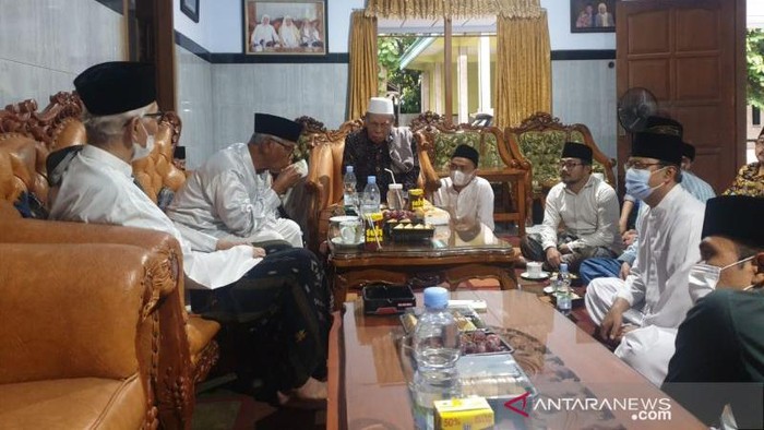 Rais Aam PBNU KH Miftachul Ahyar bersilaturahmi dengan sejumlah kiai sepuh di kediaman KH Nurul Huda Djazuli, Ploso, Kediri, Jawa Timur, Minggu (5/12/2021).