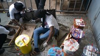Pekerja pemilu menggunakan papan hitung untuk menghitung kelereng dari satu tempat pemungutan suara.
