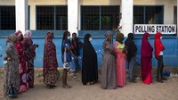 Rakyat Gambia memberikan suara dalam pemilihan bersejarah yang untuk pertama kalinya tidak akan ada mantan diktator Yahya Jammeh, yang memerintah selama 22 tahun, pada surat suara.