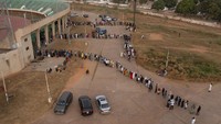 Orang-orang berbaris untuk memberikan suara mereka untuk pemilihan presiden Gambia di Bakau, Gambia.