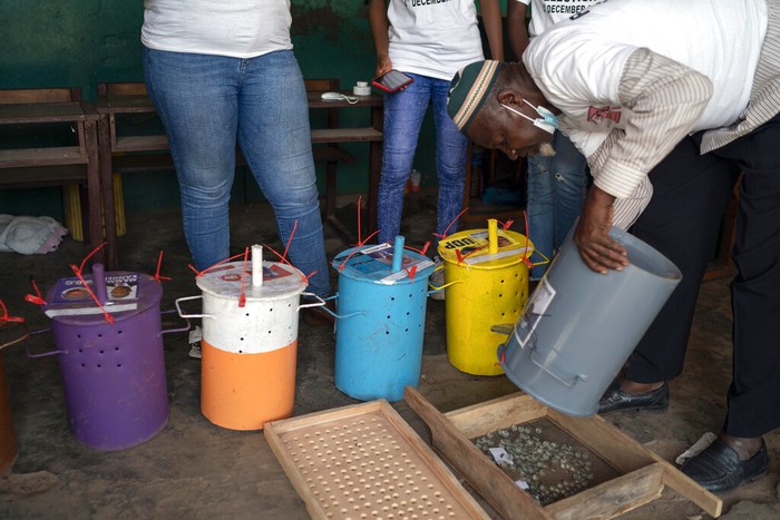 Pekerja pemilu menyiapkan drum suara di sebuah tempat pemungutan suara di Bakau, Gambia, Sabtu, 4 Desember 2021. Warga Gambia memberikan suara dalam pemilu bersejarah yang untuk pertama kalinya tidak akan ada mantan diktator Yahya Jammeh, yang memerintah selama 22 tahun, di suara. (Foto AP/Leo Correa)