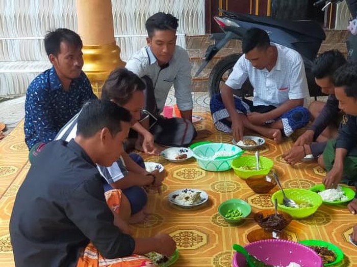 Perahu nelayan Sumenep pecah diterjang ombak. Para nelayan akhirnya bertahan dengan memanfaatkan boks ikan sampai bantuan datang.