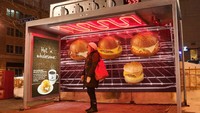 Mendadak spiral pemanas ada di halte bus. Itu karena Caribou Coffee meluncurkan kampanye iklan hangat untuk menu barunya Hot n Wholesome. 
