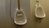 Setiap pria seketika bisa menjadi bintang rock saat buang air kecil. 
