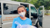Selain memiliki paras cantik, Nguyen Thuc Thuy Tien juga memiliki jiwa sosial yang tinggi. Ia bersama relawan lain, ikut sibuk menyalurkan bantuan makanan untuk para tenaga kesehatan saat pandemi Covid-19 melanda.  Foto: Instagram @tienng12