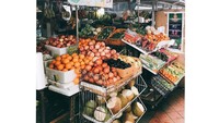 Nguyen Thuc Thuy Tien juga sering belanja sayuran dan buah. Foto ini menunjukkan bahwa gadis kelahiran 12 Agustus 1998 ini memilih belanja di pasar tradisional dibandingkan di supermarket. Foto: Instagram @tienng12