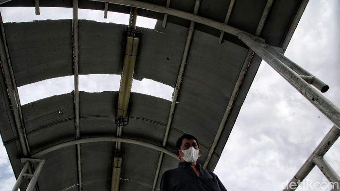 Sejumlah warga melintas di jembatan penyebrangan orang (JPO) yang rusak kawasan Jalan Letjen Suprapto, Tanah Tinggi, Johar, Jakarta Pusat, Senin (6/12).