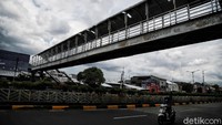 Jika hujan, air akan masuk dan mengakibatkan genangan di lantai JPO.