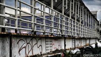 Bagian konstruski JPO juga sudah mulai berkarat. Selain itu JPO ini juga diwarnai cat vandalisme.