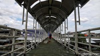Saat musim hujan, air akan masuk ke dalam dan membasahi lantai jembatan itu.