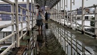 Genangan air di lantai JPO akan mengganggu kenyamanan warga yang melintas. Foto diambil pada Senin (6/12/2021).