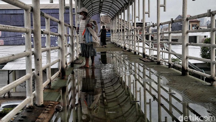 Parah, JPO Letjen Suprapto Dibiarkan Rusak Kondisi JPO di Jalan Letjen Suprapto, Johar, Jakarta Pusat, sungguh memperihatinkan, Senin (6/12/2021). Bagian atap JPO itu bolong.