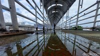 Atap jembatan penyeberangan orang itu tampak bolong. Foto ini diambil pada Senin (29/11/2021).