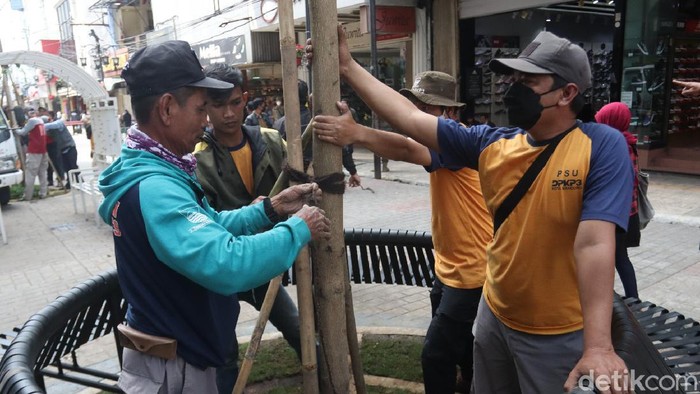 Demi memberikan kenyamanan kepada para wisatawan, sejumlah taman dan pedestarian di pusat Kota Bandung dilakukan revitalisasi.