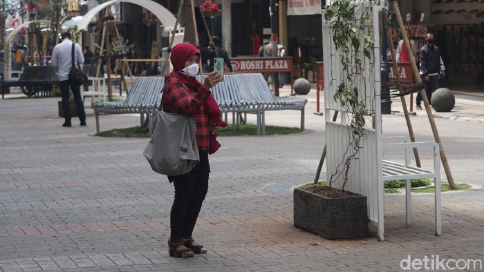 Demi memberikan kenyamanan kepada para wisatawan, sejumlah taman dan pedestarian di pusat Kota Bandung dilakukan revitalisasi.