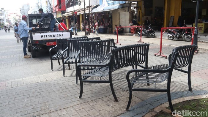 Penampakan Baru Kawasan Dalem Kaum Bandung Demi memberikan kenyamanan kepada para wisatawan, sejumlah taman dan pedestarian di pusat Kota Bandung dilakukan revitalisasi.