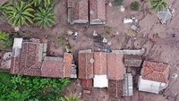 Sebagian rumah di Desa Sumberwuluh hanya terlihat atapnya saja.