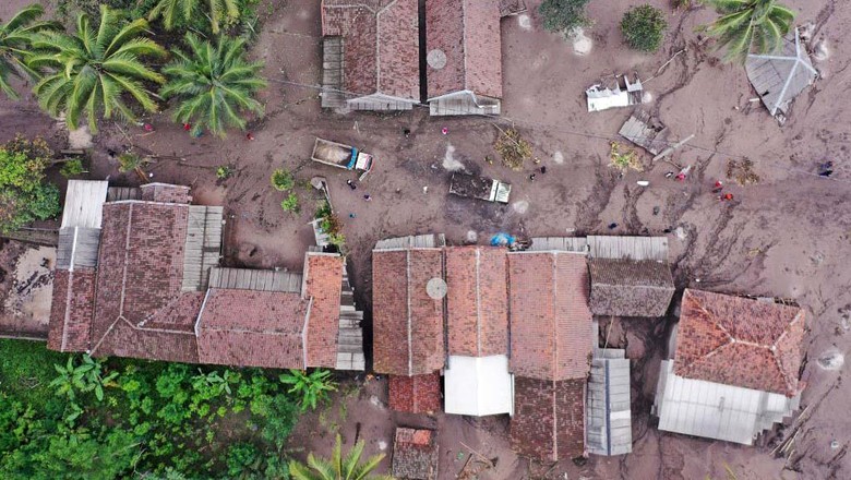 Penampakan Rumah yang Terendam Abu Vulkanik Semeru Gunung Semeru mengalami erupsi Sabtu (4/12/2021) sekitar pukul 15.00 WIB. Arupsi itu mengakibatkan rumah-rumah warga terendam abu vulkanik Gunung Semeru.