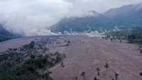Sebelumnya, Gunung Semeru mengalami erupsi Sabtu (4/12/2021) sekitar pukul 15.00 WIB. Gunung yang berada di Lumajang dan Malang ini mengeluarkan awan panas guguran (APG).