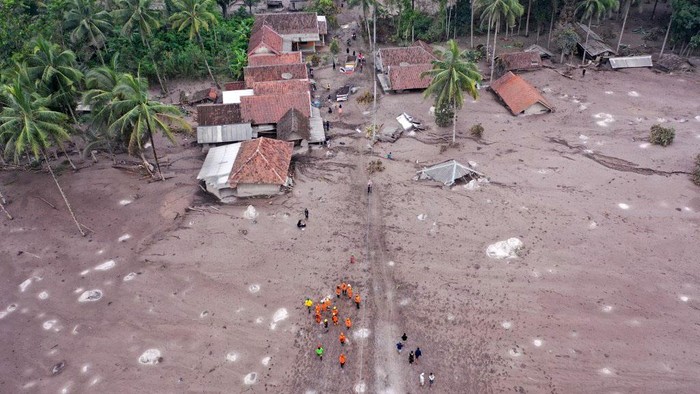 Penampakan Rumah yang Terendam Abu Vulkanik Semeru Gunung Semeru mengalami erupsi Sabtu (4/12/2021) sekitar pukul 15.00 WIB. Arupsi itu mengakibatkan rumah-rumah warga terendam abu vulkanik Gunung Semeru.