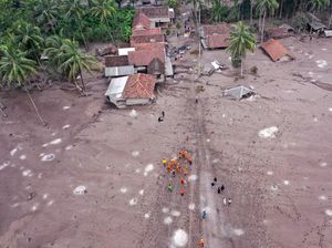 Penampakan Rumah yang Terendam Abu Vulkanik Semeru