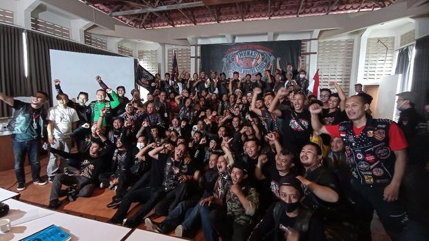 Peserta Munas VIII Scooter Owners Group Indonesia berfoto usai acara di pantai Pangandaran