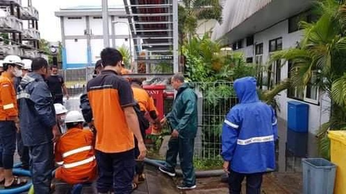 Petugas menyedot air di titik banjir di Kota Denpasar. (Sui/detikcom) Petugas menyedot air di titik banjir di Kota Denpasar. (Sui/detikcom)