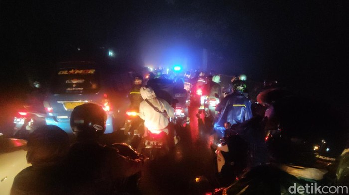Pohon Tumbang Tutupi Jalan, Jalur Puncak-Cianjur Macet Parah!