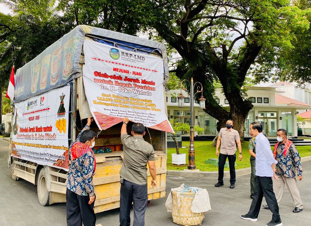 Potret Truk 3 Ton Jeruk 'Oleh-oleh' Warga Karo ke Jokowi di Istana