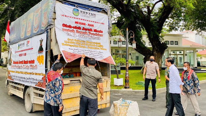 Potret Truk 3 Ton Jeruk 'Oleh-oleh' Warga Karo ke Jokowi di Istana Potret Truk 3 Ton Jeruk 'Oleh-oleh' Warga Karo ke Jokowi di Istana