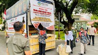 Setelah menerima jeruk yang dibawa perwakilan warga, Jokowi memberikan bantuan tunai untuk para petani warga Liang Melas Datas. (Foto: Laily Rachev-Biro Pers Sekretariat Presiden)