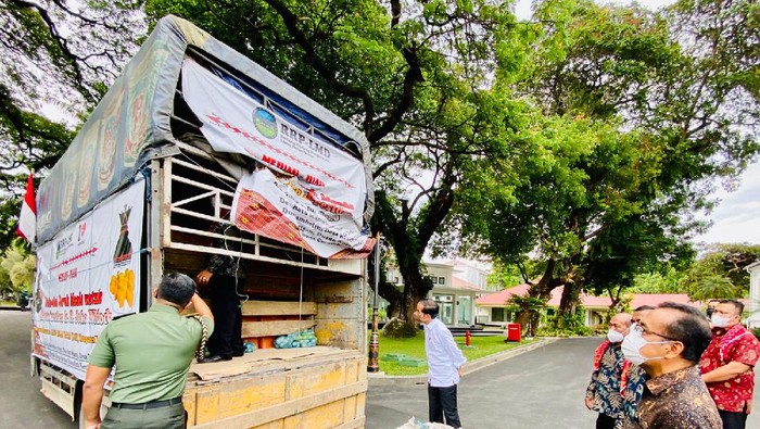 Potret Truk 3 Ton Jeruk Oleh-oleh Warga Karo ke Jokowi di Istana