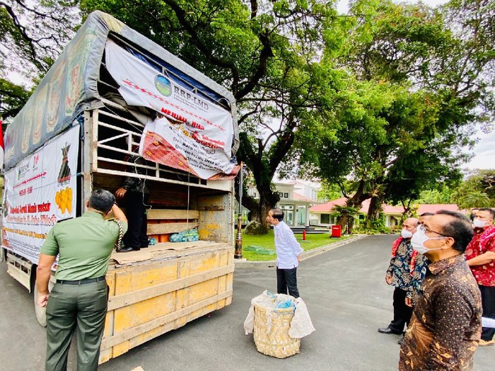 Potret Truk 3 Ton Jeruk 'Oleh-oleh' Warga Karo ke Jokowi di Istana
