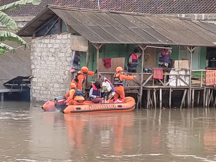 Proses evakuasi bayi korban banjir di Kuta, Badung, Bali, berlangsung dramatis. Banjir sudah setinggi atap rumah. (dok Basarnas Bali)