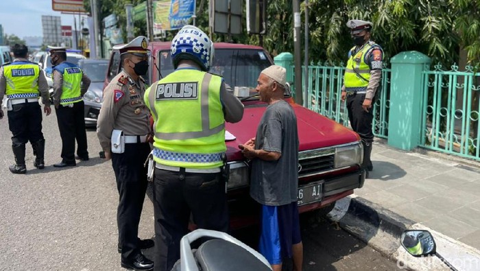 Puluhan kendaraan ditilang polisi gegara parkir sembarangan
