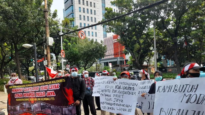 Puluhan pedagang Pasar Kalideres korban kebakaran minta ganti rugi negara.