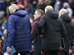 Rangnick masuk ke Old Trafford di tengah-tengah staf pelatih MU. Memakai track suit seragam, ia pun tak tampak mencolok. Foto: AP/Jon Super