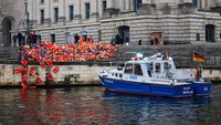 Para aktivis dari Kollektiv Ohne Name dan LSM penyelamat Sea-Watch, berusaha menarik perhatian publik tentang penderitaan para migran.  