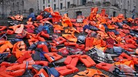 Sekitar 300 pelampung yang awalnya ditinggalkan oleh para migran di pulau Lesbon ini dibuat menjadi sebuah instalasi oleh para aktivis.  