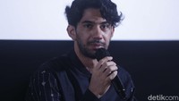 Reza  Rahadian saat ditemui di kawasan Plaza Senayan, Jakarta pada Senin (6/12). Pool/Noel/detikFoto