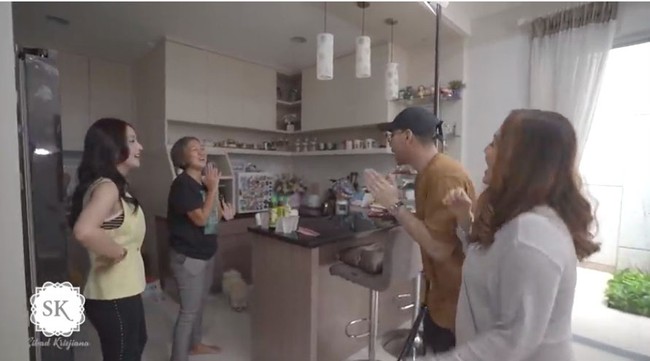 Dapur Natasha Wilona tak terlalu besar, tapi dimanfaatkan semaksimal mungkin. Tampak dapur dilengkapi sebuah meja bar mini. Untuk mempercantik dapurnya, ia memajang sejumlah hadiah pemberian fans. (Foto: YouTube/Sibad Krisjiana)
