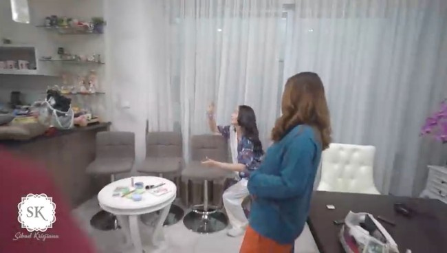 Dapur juga bisa menjadi studio dadakan untuk pembuatan konten YouTube lho. (Foto: YouTube/Sibad Krisjiana)