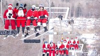 Pemain ski dan snowboarder bermain ski di lereng, Minggu, (5/12), di Resor Ski Sunday River di Newry, Maine. Keluarga Santa berkumpul untuk Hari Minggu Santa tahunan ke-21 yang mengumpulkan lebih dari 4.600 dolar.