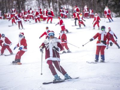 Saat Ratusan Sinterklas Galang Dana Amal Sambil Main Ski