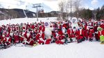 Saat Ratusan Sinterklas Galang Dana Amal Sambil Main Ski