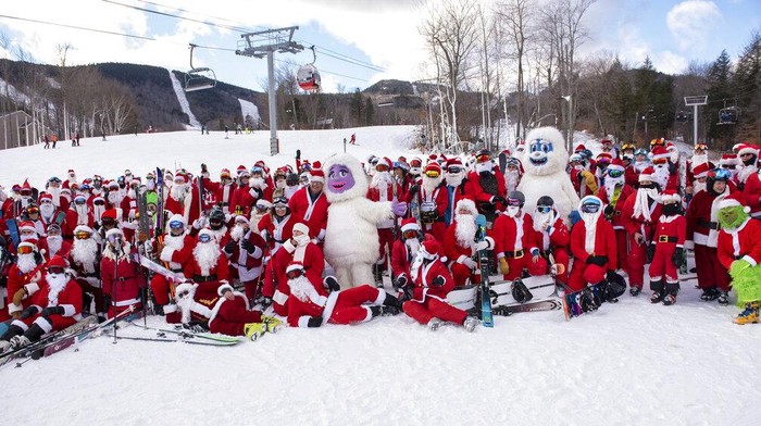 Saat Ratusan Sinterklas Galang Dana Amal Sambil Bermain Ski Pemain ski dan snowboarder bermain ski di lereng Minggu, 5 Desember 2021 di Resor Ski Sunday River di Newry, Maine. Keluarga Santa berkumpul untuk Hari Minggu Santa tahunan ke-21 yang mengumpulkan lebih dari $4600 untuk Dana Sungai. (Andree Kehn/Sun Journal via AP)