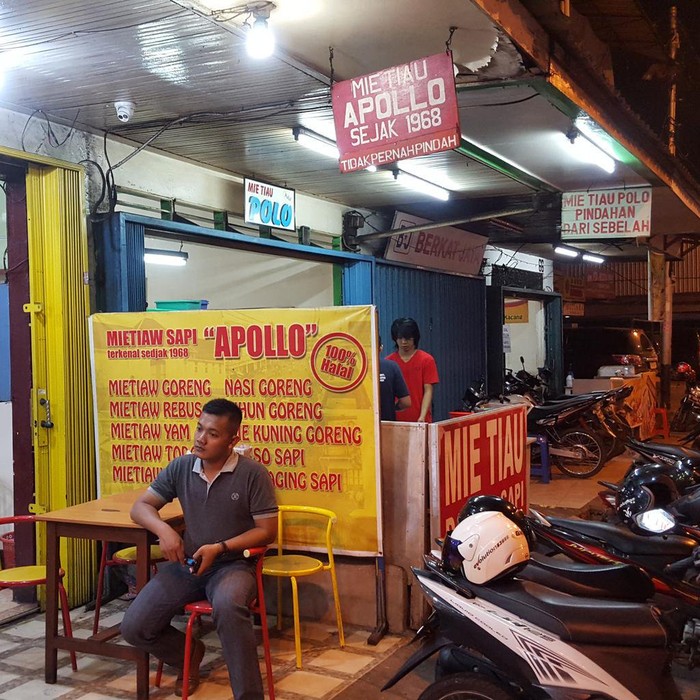 Saingan Bebuyutan, 4 Tempat Makan Ini Tetap Punya Pelanggan Sendiri Saingan Bebuyutan, 4 Tempat Makan Ini Tetap Punya Pelanggan Sendiri